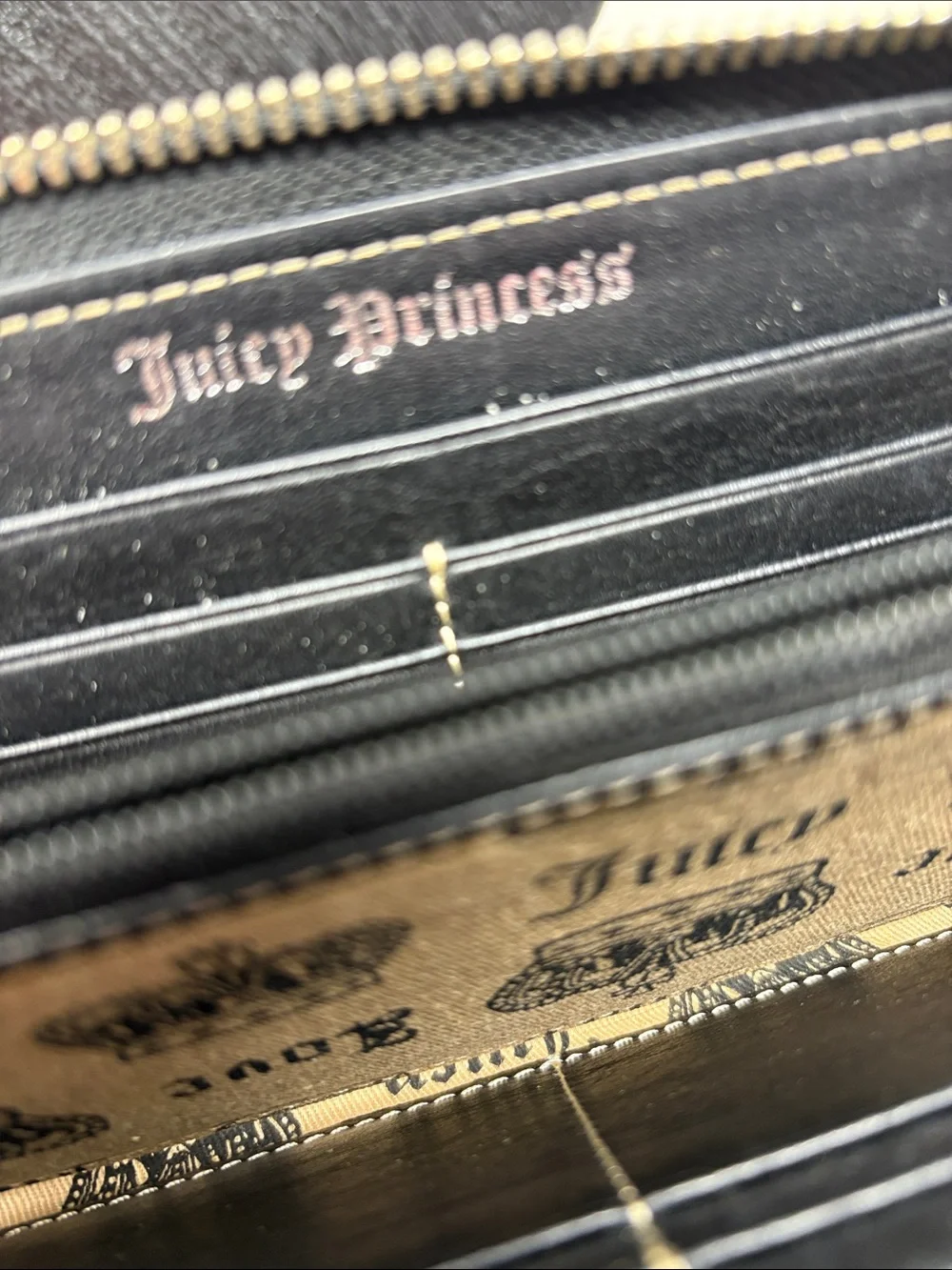 JUICY COUTURE Juicy Girl Y2K Embroidered Brown Velvety Zip Wallet